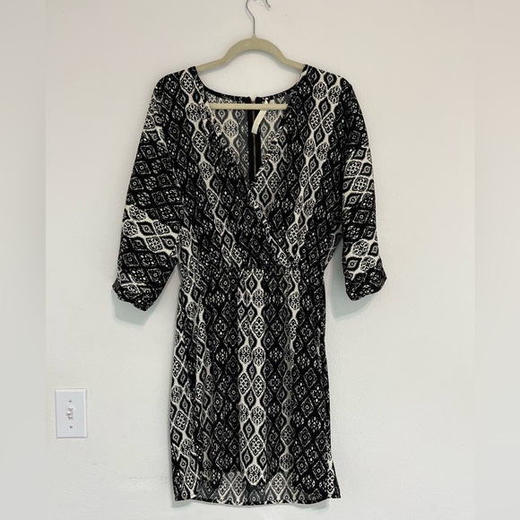 Liberty Love Dresses & Skirts - Liberty Love Size L Black Ogee Print 3/4 Sleeve V-Neck Dress